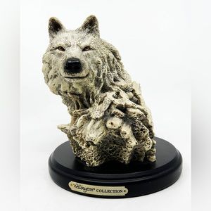 WELLINGTON COLLECTION RESIN WOLF FIGURINE ON WOOD BASE - 8" TALL